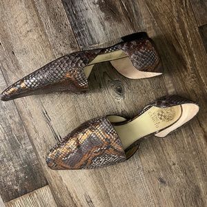 Vince camuto snake skin flats size 8, like new